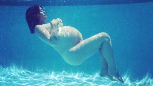 Alanis Morissette muestra su embarazo a los 42 años