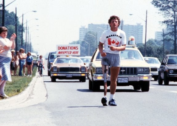 Terry Fox corre con su  prótesis cuando ya era  una celebridad y la  gente salía a la calle a animarle. 