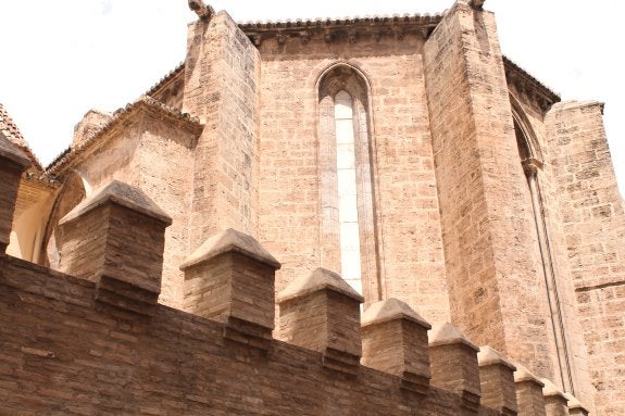  Tras las almenas. Un muro almenado de ladrillos esconde una joya histórica de la ciudad.      :: o. c.