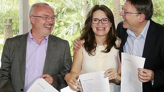 Montiel, Oltra y Puig, tras firmar el pacto de Gobierno.