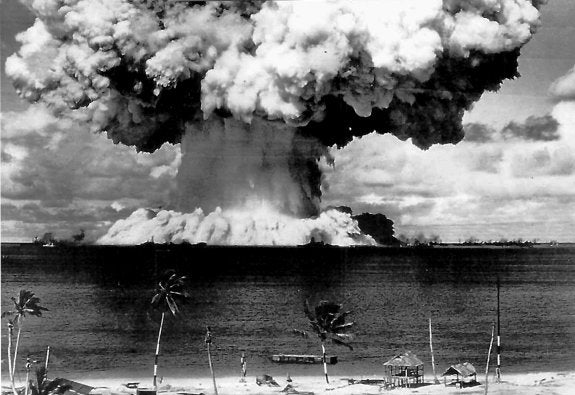 Explosión. Una de las dos deflagraciones nucleares provocadas en la laguna del atolón Bikini, en el Pacífico, en julio de 1946. 