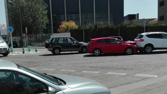 Los dos coches implicados en el accidente, justo después de la colisión.