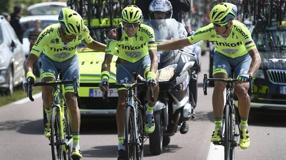 Los compañeros de Alberto Contador apoyando al ciclista español tras una de las caídas.