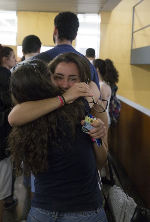 Dos jóvenes se abrazan tras salir de uno de los exámenes de la última Selectividad.