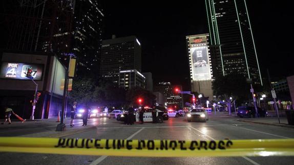 Un policía, en el lugar del tiroteo. 