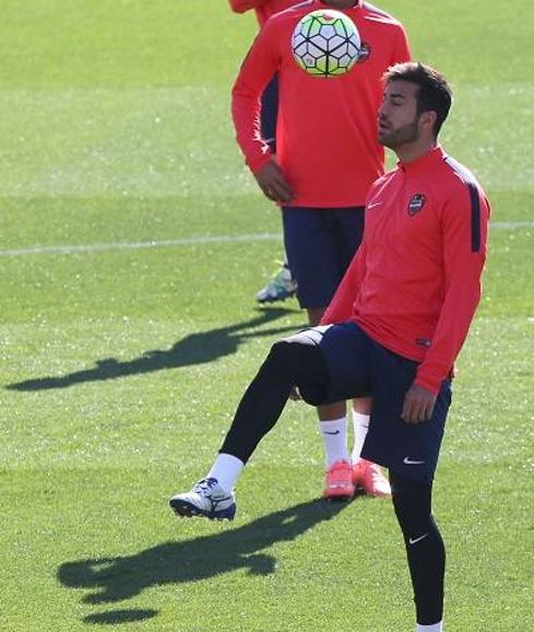 Víctor Camarasa, jugador del Levante UD, entrenando en Buñol junto a sus compañeros.