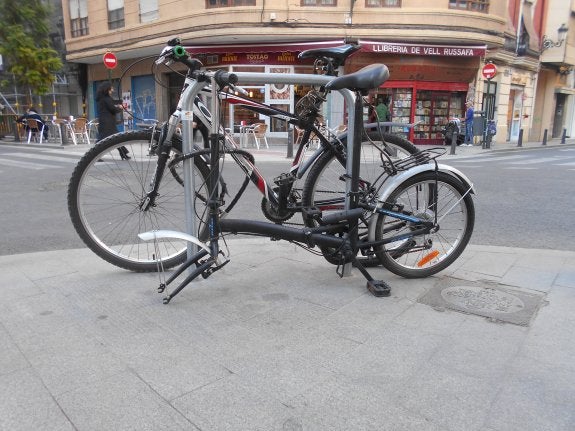 Bicicleta aparcada, sin una de sus ruedas :: bicicletas durmientes