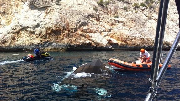 Imagen de la barca naufragada y del rescate. 