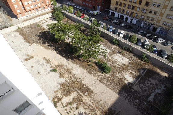 Un solar pendiente de ejecución en el marco de la actuación del Parque Central.  :: irene marsilla