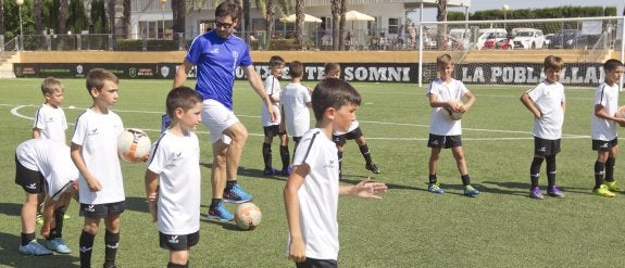 David Albelda da  instrucciones a los  niños su campus  celebrado en La Pobla  Llarga. :: damián torres