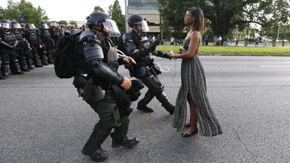 Dos policías, a punto de detener a la joven Leisha Evans en Baton Rouge.