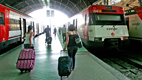 Dos trenes de Cercanías de Renfe en la estación del Norte de Valencia.