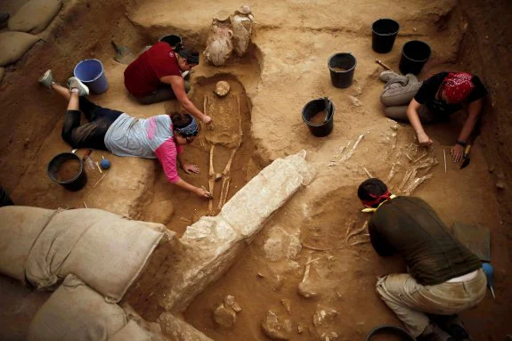 Un grupo de arqueólogos trabaja en el cementerio de Ascalón, en Israel. 