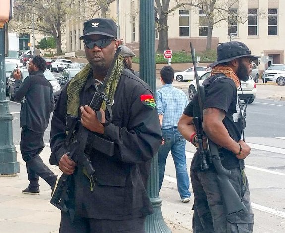 Omowale y sus seguidores, en una de sus 'maniobras'. 