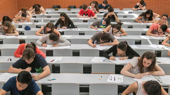 Alumnos realizan las pruebas de Selectividad en la Universitat de València. 