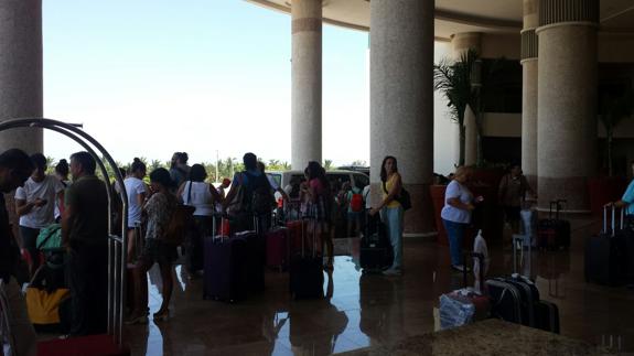 Colas de pasajeros en el aeropuerto de Cancún.