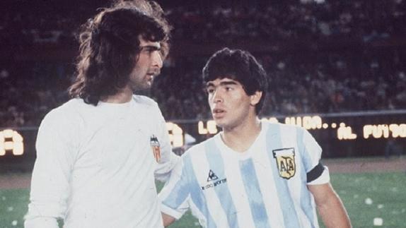Diego Armando Maradona vistiendo de albiceleste junto a Mario Alberto Kempes, con el Valencia CF.