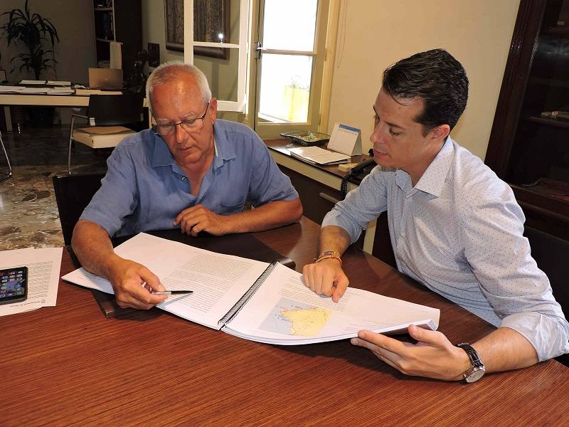 Rubén Alfaro y Vicent Grimalt comentando el proyecto del Tren de la Costa 