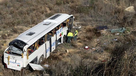 El autobús accidentado en Dos Aguas.