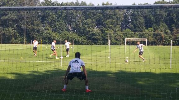 Los jugadores del Valencia CF durante el entrenamiento matinal en Holanda.