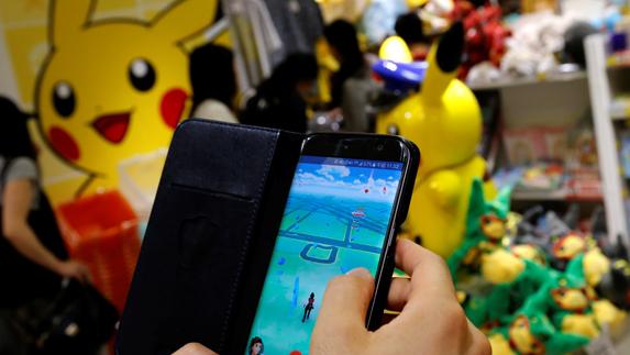 Una persona juega al pokémon Go en Tokyo.