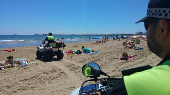 Agentes de la Policía Local en la playa de Valencia.