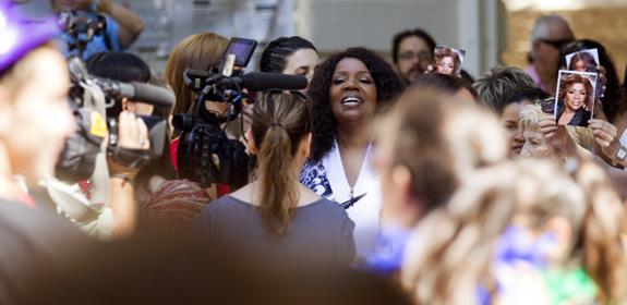 Las lágrimas de Gloria Gaynor en el colegio Lluís Vives de Valencia