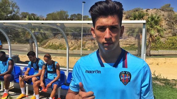 El central argentino De Marco, a prueba con el Levante UD en el entrenamiento del equipo esta mañana.