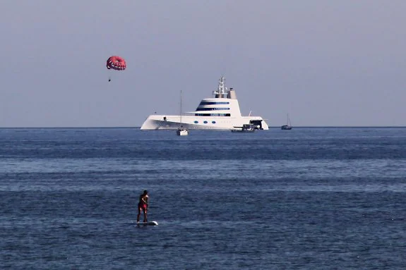 El Motor Yatch 'A', propiedad del magnate ruso Andrey Melnichenko, fondeado frente a la costa de Dénia. :: tino CALVO