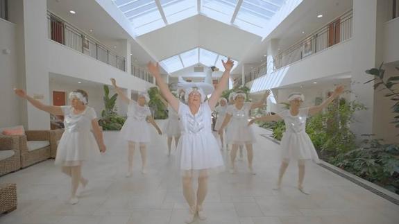 Mujeres mayores parodian el videoclip 'Shake it off' de Taylor Swift. 