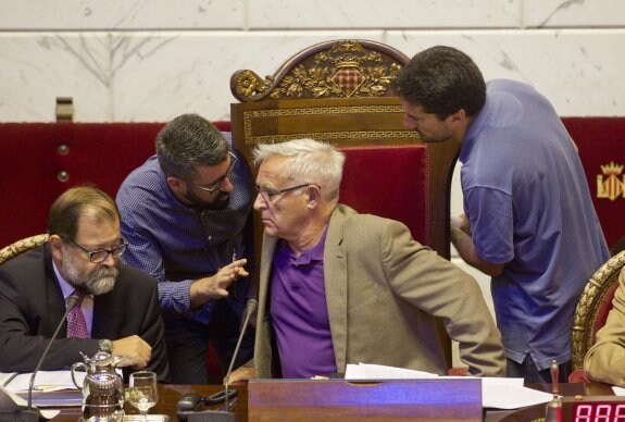 Joan Ribó habla con Pere Fuset y Jordi Peris en el pleno de este mes. :: Damián torres