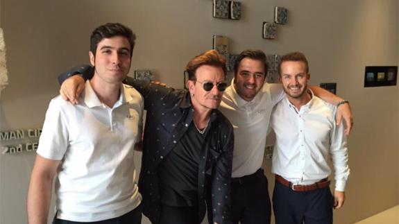 Bono posa con empleados del Caro Hotel.