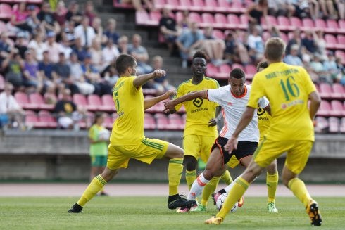 Rodrigo Moreno, rodeado de jugadores en el amistoso frente al Ilves. :: vcf/lázaro de la peña