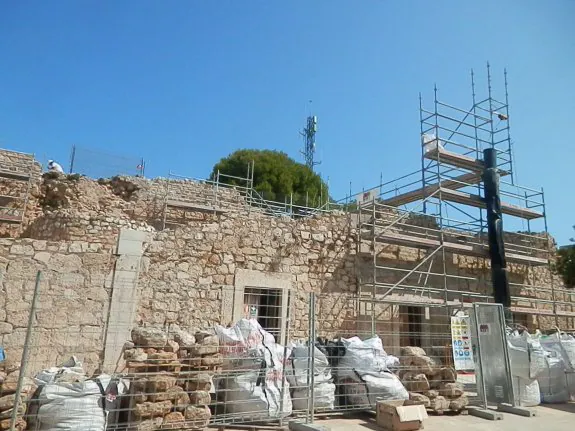 Las obras de restauración que se están llevando a cabo en el castillo de Dénia. :: A. Cobos