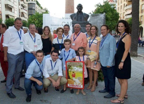 Los Carbonell de Dénia con el busto de su antepasado en Córdoba, durante el 150 aniversario :: LP