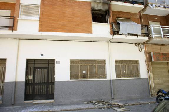 Efectos del incendio intencionado ocurrido en una vivienda en Alicante. 