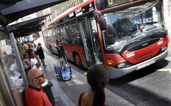 Un autobús de la EMT, en su llegada a una parada en el  centro. :: jesús signes