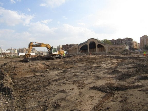 Reitrada de los terrenos contaminados, en una imagen de Valencia Parque Central. :: lp