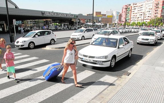 Parada de taxis en la estación de AVE Joaquín Sorolla. :: i. marsilla