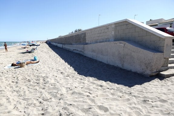 La playa de la Garrofera, junto al muro de la urbanización La Casbash, ayer en El Saler. :: j. j. monzo