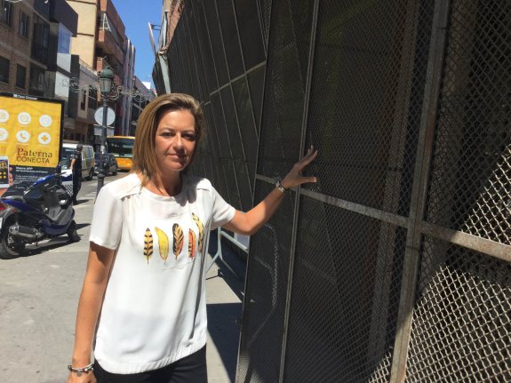 La alcaldesa en funciones, al lado de una de las verjas de protección instaladas en la calle Mayor para la Cordà. :: lp