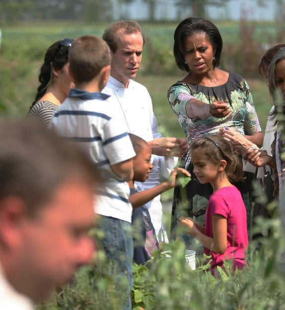Michelle Obama conversa en un huerto de Pocatinco Hills con Dan Barber. :: hiroko masulike/afp
