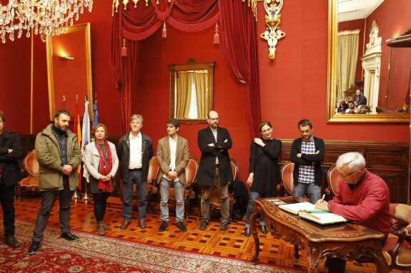 Joan Ribó firma en el libro de visitas del Ayuntamiento de A Coruña. 