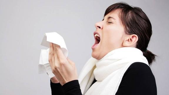 ¿Por qué no podemos abrir los ojos al estornudar?