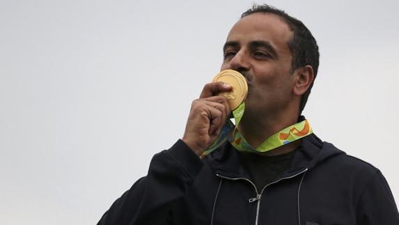 Fehaid Aldeehani  festejando su medalla de oro.