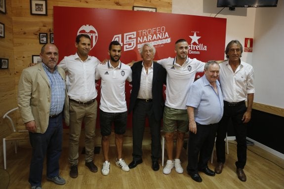 Los protagonistas, durante la presentación del Trofeo Naranja. :: carolina amor