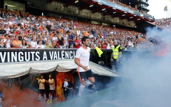 Dani Parejo recibió la reprimenda de Mestalla ayer durante la  presentación. ::  jUANJO MONZÓ