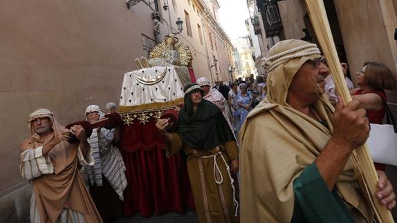 La imagen de la Asunción, procesionando por las calles de Valencia.