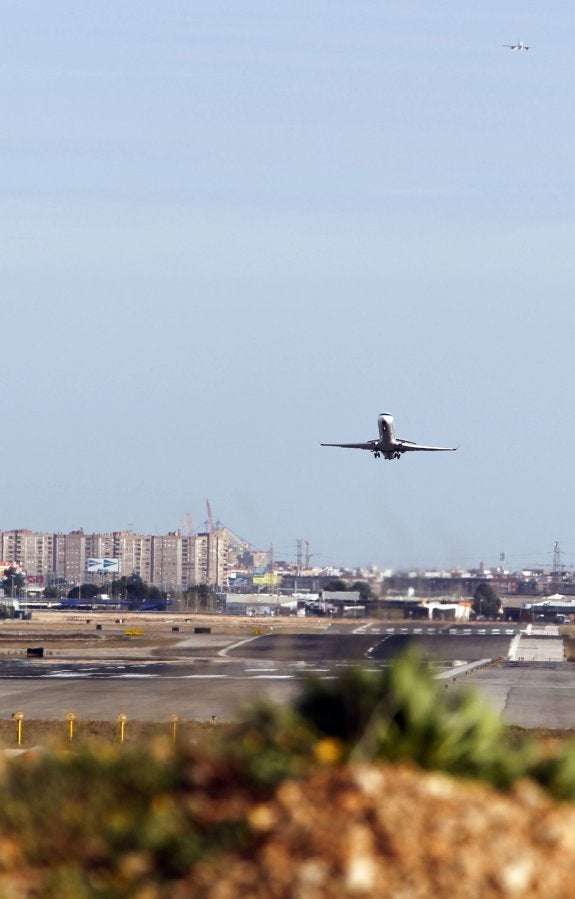 Un avión sobrevuela Valencia. 