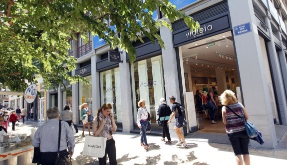 Comercios en el centro de Valencia, en una imagen reciente. 